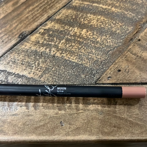 New assortment of lip and eye liners. - Picture 2 of 15